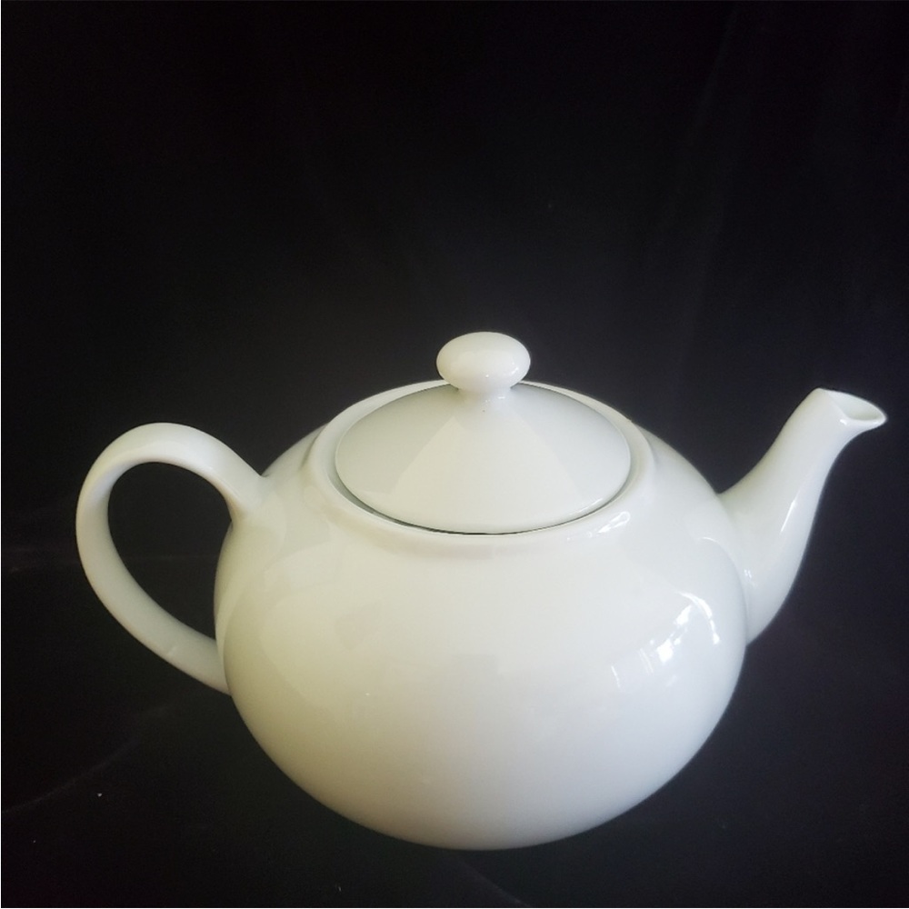 FITZ AND FLOYD EVERYDAY WHITE PORCELAIN white teapot